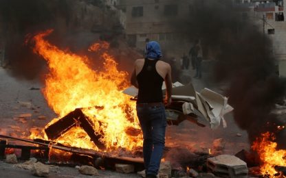 Nablus, palestinesi bruciano la Tomba di Giuseppe. Quattro morti nel "giorno della collera"