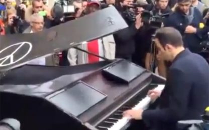 Parigi: porta il pianoforte al Bataclan e suona Imagine 