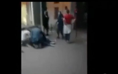 Bataclan, il video all'esterno della sala concerti durante l'assalto