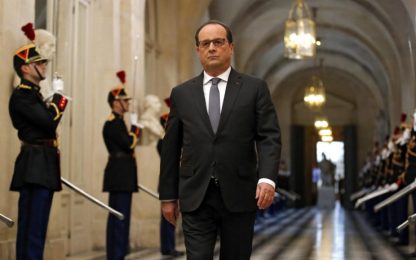 Hollande: "Sconfiggeremo l'Isis". Ancora in fuga l'ottavo terrorista