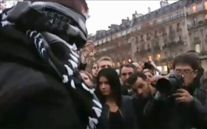 Parigi, giovane musulmano: "Se vi fidate di me, abbracciatemi"