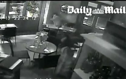 Attentati a Parigi, nel video del Daily Mail l'attacco al ristorante