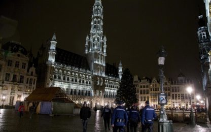 Terrorismo, Bruxelles resta in allarme: blitz polizia in diverse zone
