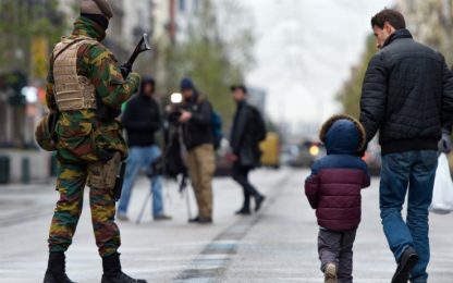 Bruxelles, rilasciati 17 dei 21 fermati nel blitz. Salah resta in fuga