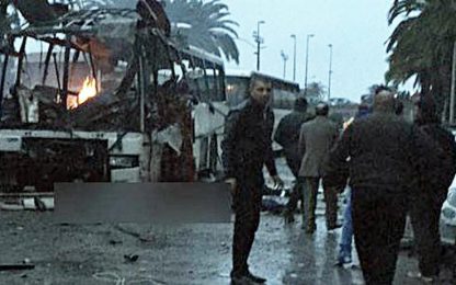 Tunisi, attacco a bus: strage di militari. L'Isis rivendica