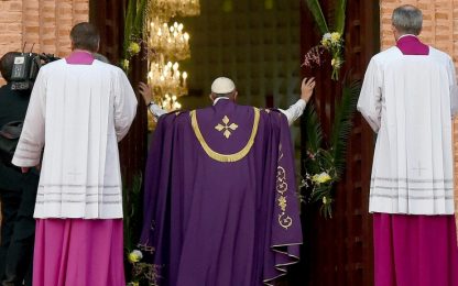 Il Papa apre il Giubileo in Centrafrica: "No alla paura dell'altro"