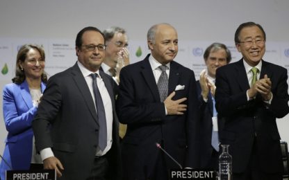 Conferenza clima, Fabius: "Accordo storico, ambizioso ed equilibrato"