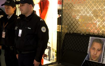 Parigi: Salah sarebbe fuggito nascosto in un mobile