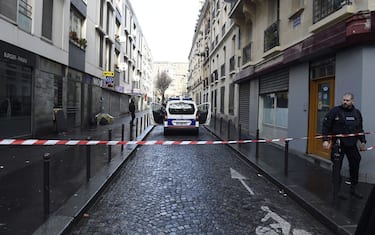 francia_parigi_uomo_ucciso_commissariato_getty_01