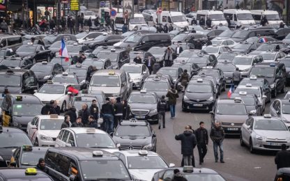 Francia, Uber condannata a pagare 1,2 milioni all'Unione Taxi