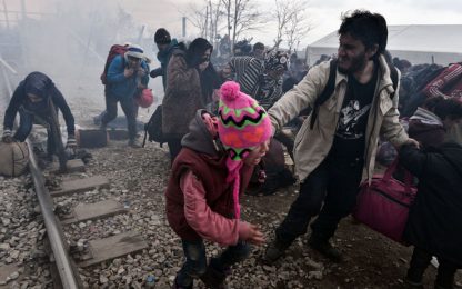 Migranti, l’inviato di SkyTG24 al confine macedone. Gli scontri: video