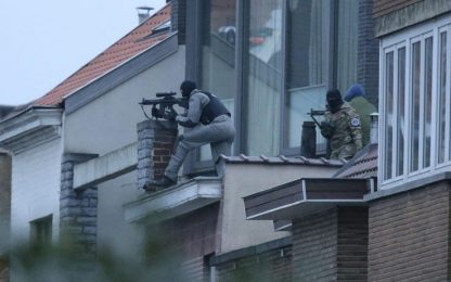 Terrorismo, sparatoria a Bruxelles: 4 agenti feriti, ucciso sospetto
