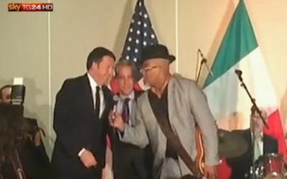 Da Renzi a Berlusconi: quando i politici cantano