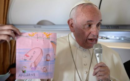 Lesbo, Papa ai migranti: non siete soli. E torna a Roma con 12 siriani