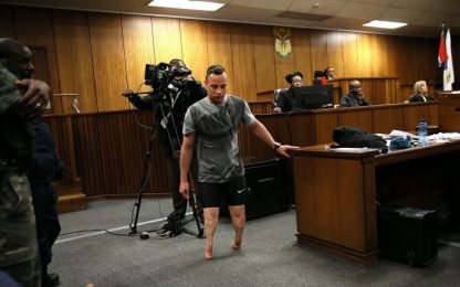 Omicidio Reeva, Oscar Pistorius cammina in aula senza protesi