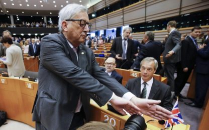 Brexit, urla e fischi contro Nigel Farage al Parlamento europeo. Video