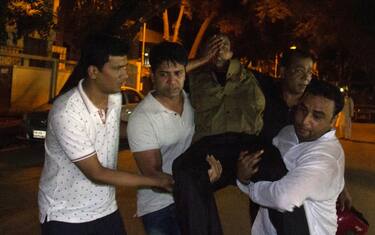 Isis assalta bar in Bangladesh: coinvolti anche italiani