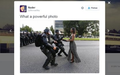 Proteste a Dallas, chi è la donna della foto diventata virale 
