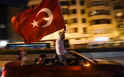 Turchia, golpe fallito: 265 morti. Erdogan a Usa: consegnateci Gulen