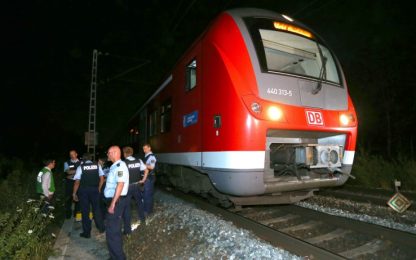 Germania, 17enne armato di ascia su un treno: 5 feriti. Isis rivendica