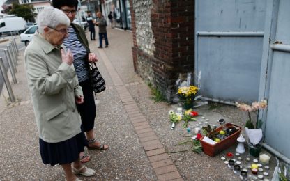 Francia, terrore in chiesa: sgozzato prete. Isis rivendica