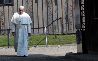 Papa Francesco: "Dov'è Dio se ci sono fame, terrorismo e profughi?"