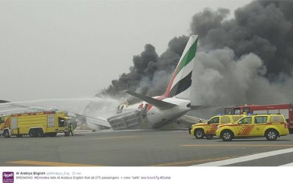 Dubai, aereo Emirates in fiamme, passeggeri salvi. Morto un pompiere