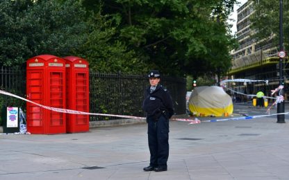 Londra, attacca passanti a coltellate: uccisa un'americana. Fermato