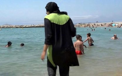 Francia, il sindaco di Cannes vieta il burkini in spiaggia