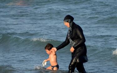 Burkini, divieto sospeso anche a Nizza: le donne potranno indossarlo