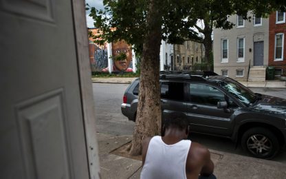 Usa, agenti lo bloccano a terra: muore un afroamericano a Baltimora