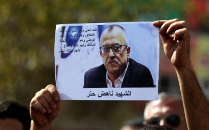 Giordania, assassinato scrittore a processo per vignetta controversa