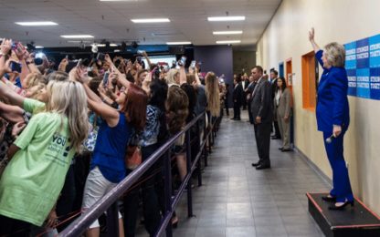 Ecco Clinton, e tutti si girano di spalle. Ma solo per farsi un selfie