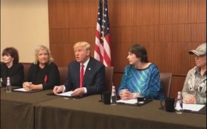 Usa, Trump con le accusatrici di Bill Clinton prima della sfida tv