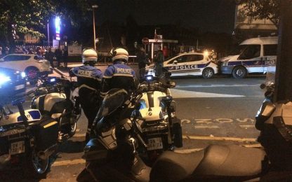 Parigi, centinaia di poliziotti manifestano sugli Champs-Elysées