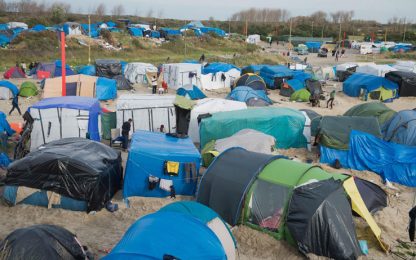 Calais, interprete di una tv francese violentata nel campo migranti