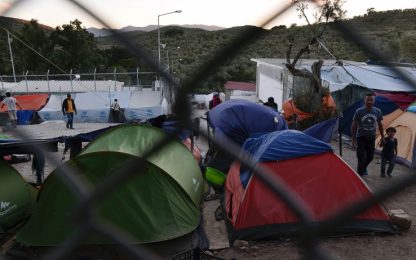 Grecia, migranti danno fuoco a centro d’accoglienza a Lesbo