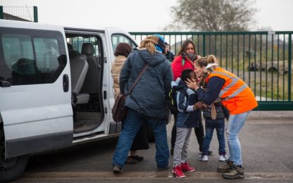 A Calais chiude il campo migranti chiamato la 'giungla'