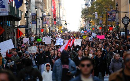 New York, marcia contro Trump. Spari a Portland, centinaia di arresti 