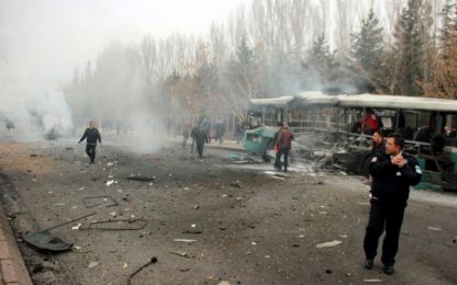 Turchia: autobomba vicino all'università a Kayseri, morti e feriti