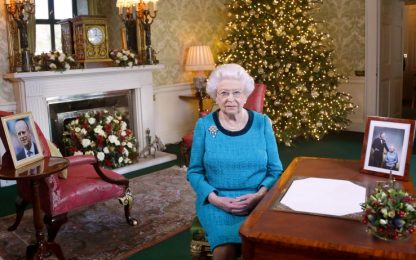 La regina Elisabetta è ancora raffreddata, non va alla messa di Natale
