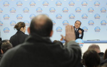 Berlusconi litiga con un contestatore: "Sei solo un villano"