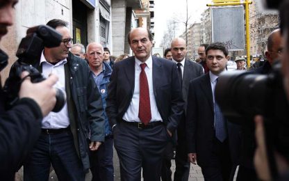 Bersani: "Berlusconi fa il surfista da una balla all'altra"