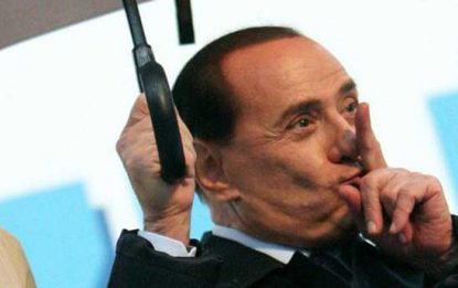 Berlusconi critica la stampa. I giornalisti: “Spudorato”