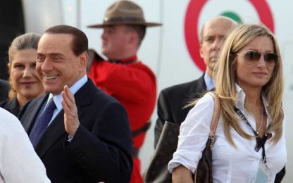 Polemica per la "dama bianca" al fianco di Berlusconi