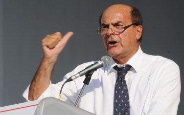 Il leader del partito democratico Pier Luigi Bersani sul palco per il comizio di chiusura della Festa del PD oggi pomeriggio 12 settembre 2010 in P.zza Castello a Torino. 
/ANSA/TONINO DI MARCO