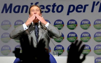 L’ultima stoccata di Fini: Berlusconi si dimetta, è finita