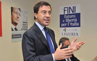 Berlusconi-Fini: ora lo scontro è sul simbolo