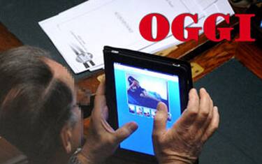 Alla Camera si vota, ma il deputato guarda un sito di escort