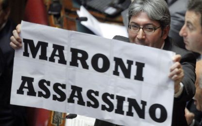 "Maroni assassino": in Aula il cartello del deputato Idv